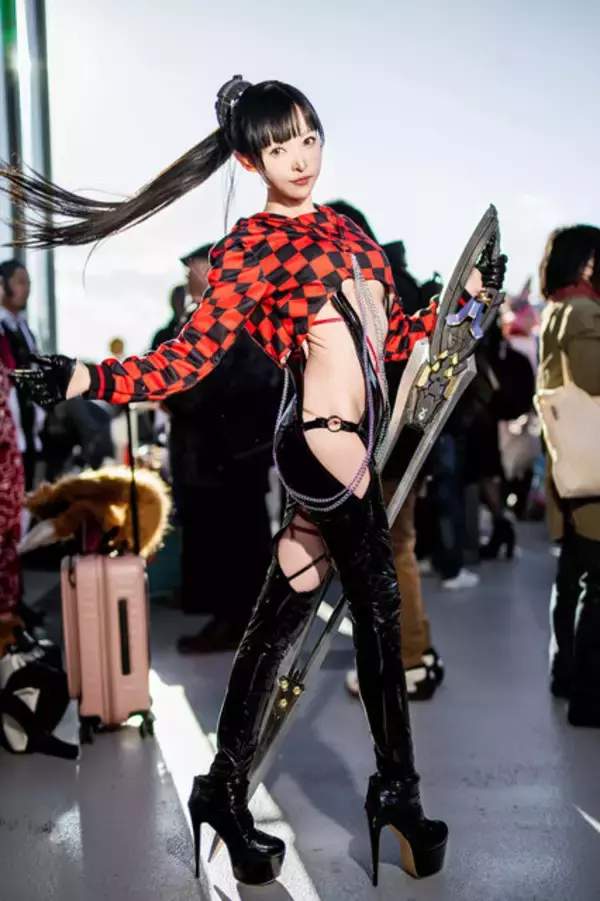 「【コスプレ】アズレンからNIKKEまで、2024年冬コミで出会った人気キャラをプレイバック！世界中から集った美女レイヤー18選【写真45枚】」の画像