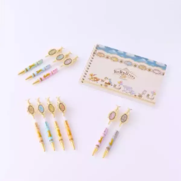 「メリーゴーランドを楽しむイーブイたちが可愛い！「ポケパーク カントー」より新グッズ“ブイブイヴォヤージュ”がお披露目」の画像