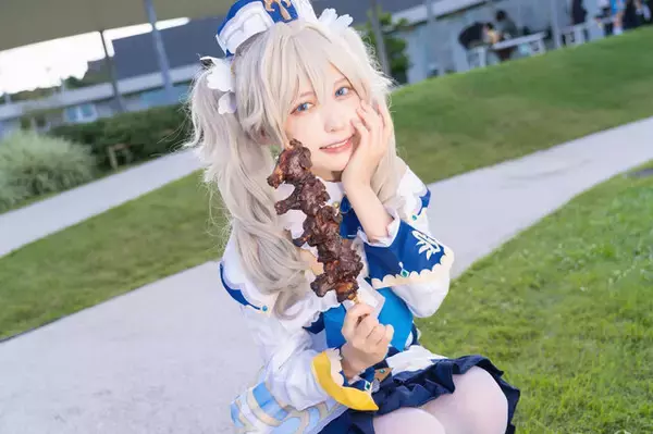 「『原神』バーバラ誕生日記念コスプレイヤーまとめ！水着ではしゃいだり、肉を頬張ったり、演奏をしたり、天真爛漫です【写真46枚】」の画像