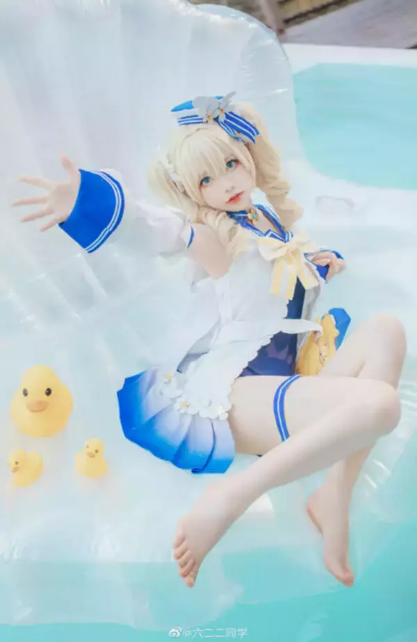 「『原神』バーバラ誕生日記念コスプレイヤーまとめ！水着ではしゃいだり、肉を頬張ったり、演奏をしたり、天真爛漫です【写真46枚】」の画像
