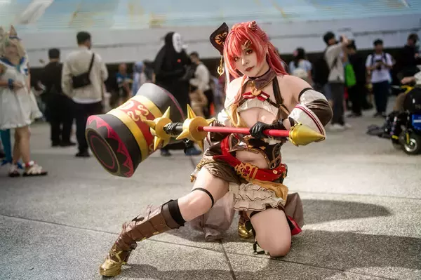 「【コスプレ】重厚感あふれる美ボディを躍動させながらハンマーを振り回す！マリン船長のファンタジー衣装が迫力満点で可愛すぎ【写真8枚】」の画像