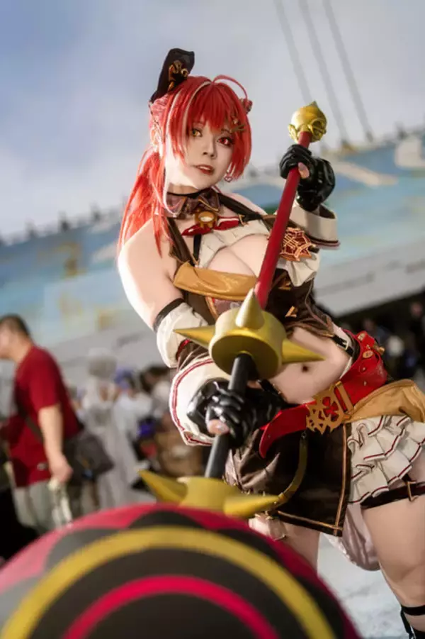 「【コスプレ】重厚感あふれる美ボディを躍動させながらハンマーを振り回す！マリン船長のファンタジー衣装が迫力満点で可愛すぎ【写真8枚】」の画像