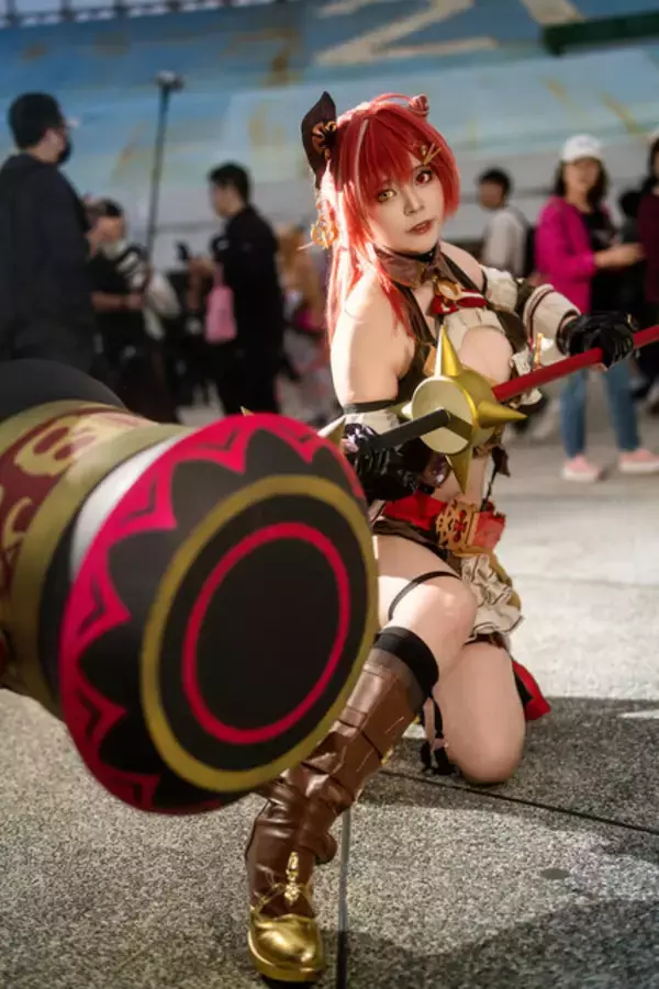 「【コスプレ】重厚感あふれる美ボディを躍動させながらハンマーを振り回す！マリン船長のファンタジー衣装が迫力満点で可愛すぎ【写真8枚】」の画像