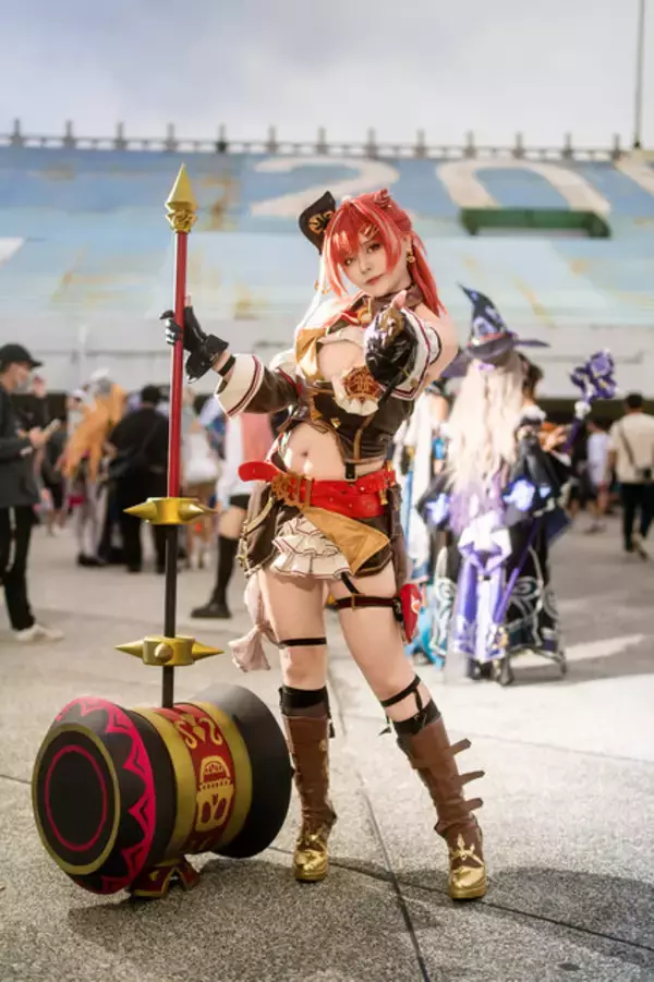 「【コスプレ】重厚感あふれる美ボディを躍動させながらハンマーを振り回す！マリン船長のファンタジー衣装が迫力満点で可愛すぎ【写真8枚】」の画像