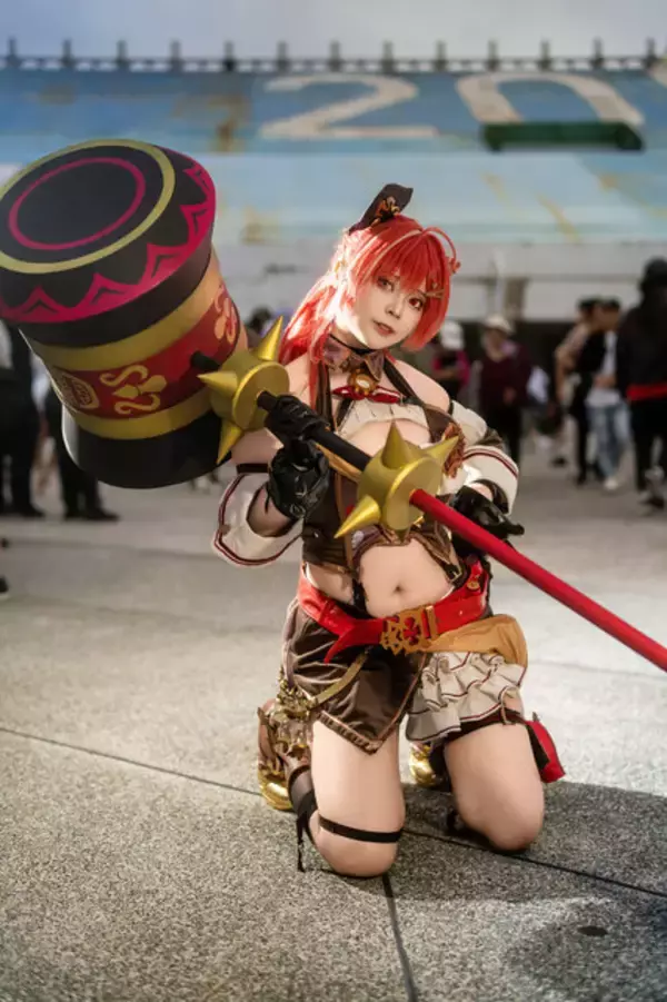 「【コスプレ】重厚感あふれる美ボディを躍動させながらハンマーを振り回す！マリン船長のファンタジー衣装が迫力満点で可愛すぎ【写真8枚】」の画像