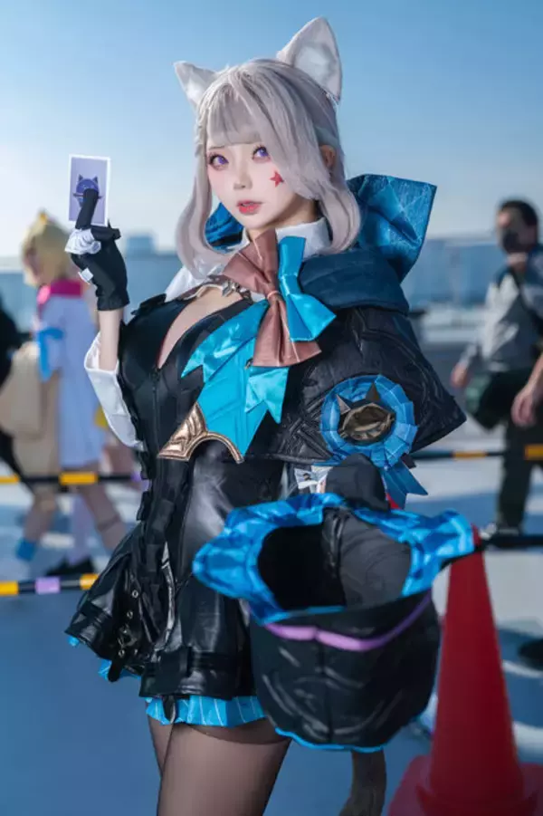 「【コスプレ】猫耳×ミニスカ衣装がメロい！『原神』リネットは美スタイルが際立つ黒タイツとにゃんこな仕草で誘惑してくる【写真9枚】」の画像