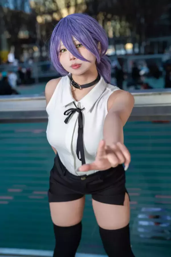 「【コスプレ】美しいボディラインと人懐っこい表情のレゼが可愛すぎ！美脚×細いウエストが際立つ魅惑的なポージングも必見【写真9枚】」の画像