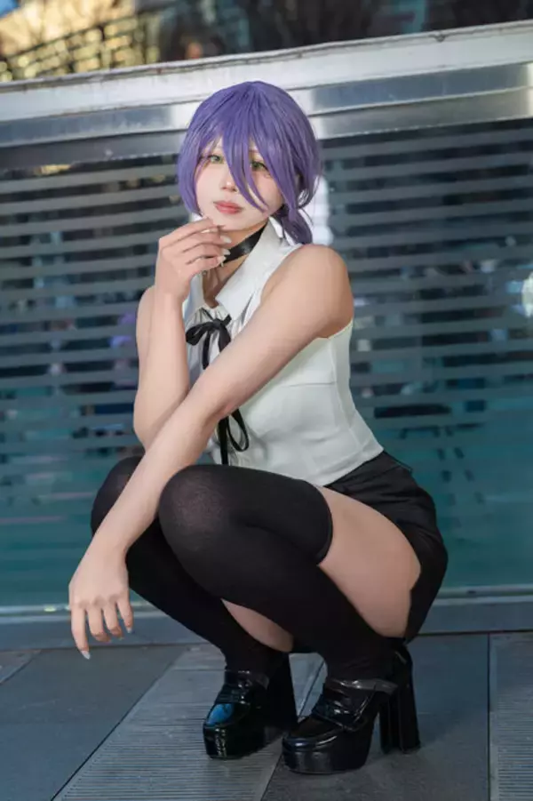 「【コスプレ】美しいボディラインと人懐っこい表情のレゼが可愛すぎ！美脚×細いウエストが際立つ魅惑的なポージングも必見【写真9枚】」の画像