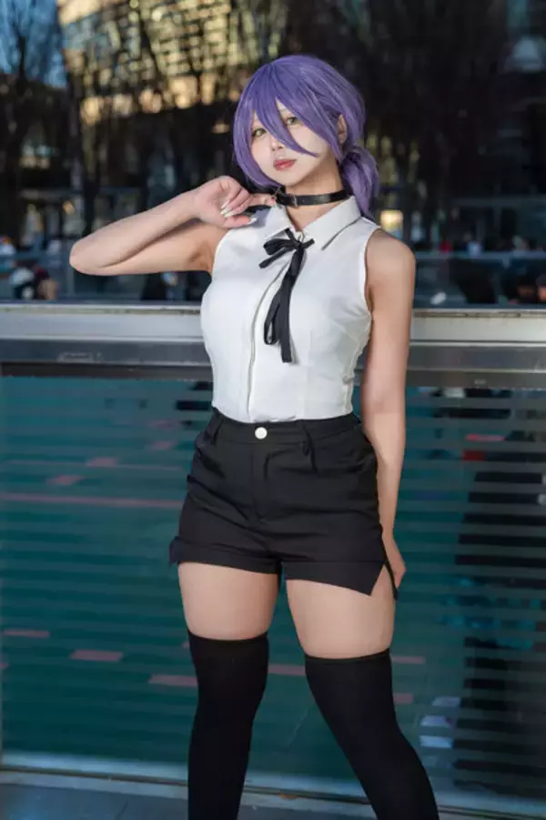 「【コスプレ】美しいボディラインと人懐っこい表情のレゼが可愛すぎ！美脚×細いウエストが際立つ魅惑的なポージングも必見【写真9枚】」の画像