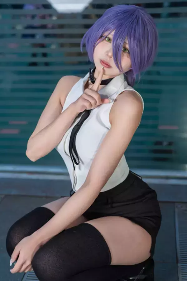 「【コスプレ】美しいボディラインと人懐っこい表情のレゼが可愛すぎ！美脚×細いウエストが際立つ魅惑的なポージングも必見【写真9枚】」の画像