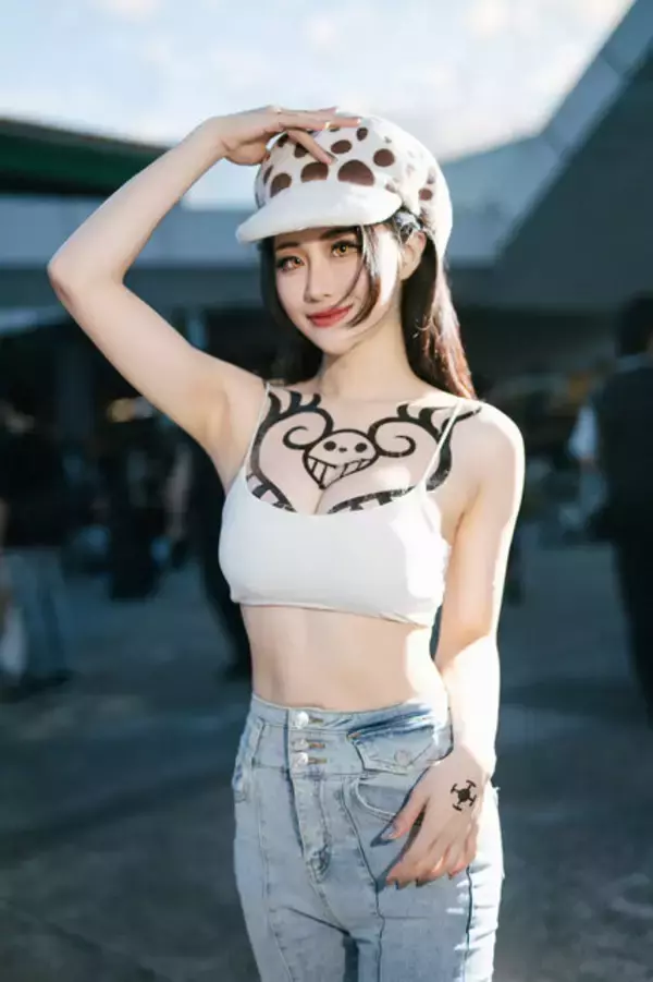 「【コスプレ】はちきれんばかりの肉体美！台湾美女による「ONE PIECE」ローの女体化再現度がモノ凄い【写真12枚】」の画像