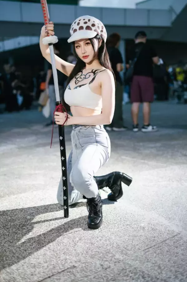 「【コスプレ】はちきれんばかりの肉体美！台湾美女による「ONE PIECE」ローの女体化再現度がモノ凄い【写真12枚】」の画像