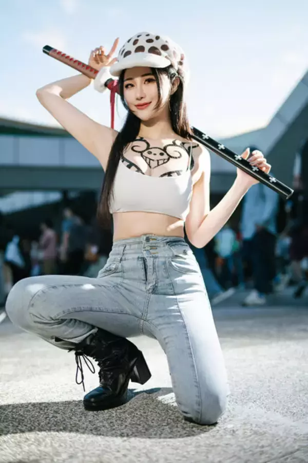 「【コスプレ】はちきれんばかりの肉体美！台湾美女による「ONE PIECE」ローの女体化再現度がモノ凄い【写真12枚】」の画像