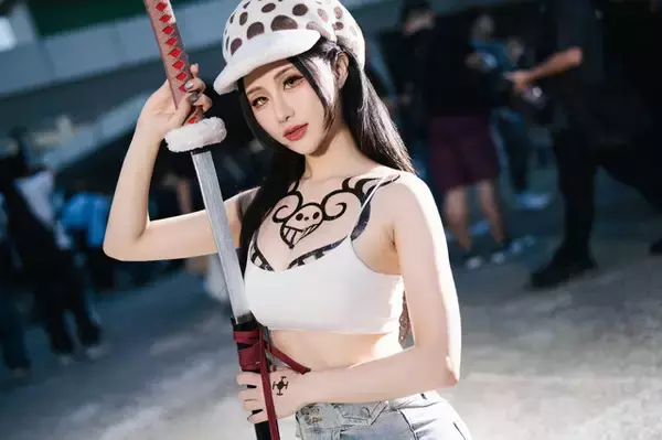 「【コスプレ】はちきれんばかりの肉体美！台湾美女による「ONE PIECE」ローの女体化再現度がモノ凄い【写真12枚】」の画像