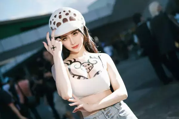 「【コスプレ】はちきれんばかりの肉体美！台湾美女による「ONE PIECE」ローの女体化再現度がモノ凄い【写真12枚】」の画像