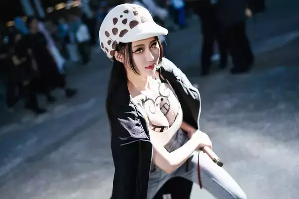 「【コスプレ】はちきれんばかりの肉体美！台湾美女による「ONE PIECE」ローの女体化再現度がモノ凄い【写真12枚】」の画像