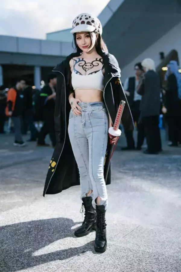 「【コスプレ】はちきれんばかりの肉体美！台湾美女による「ONE PIECE」ローの女体化再現度がモノ凄い【写真12枚】」の画像