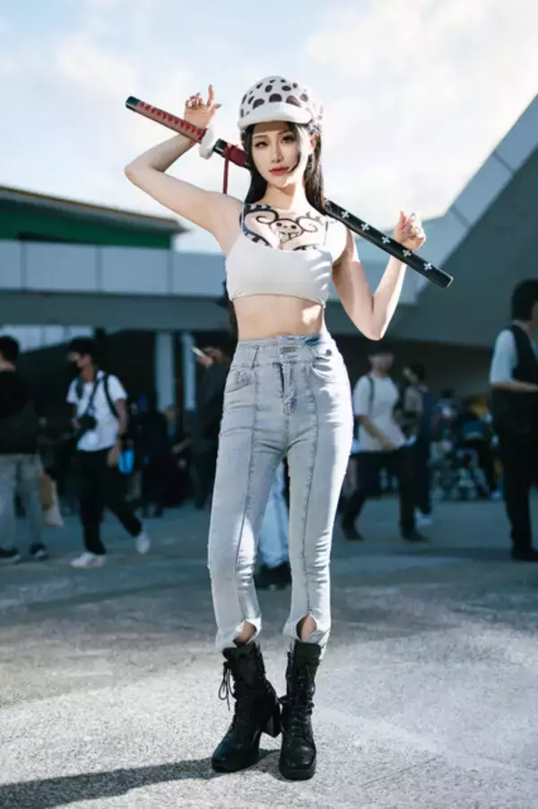 「【コスプレ】はちきれんばかりの肉体美！台湾美女による「ONE PIECE」ローの女体化再現度がモノ凄い【写真12枚】」の画像