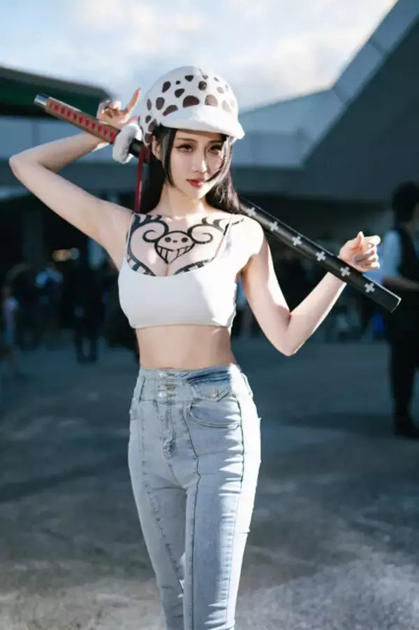 「【コスプレ】はちきれんばかりの肉体美！台湾美女による「ONE PIECE」ローの女体化再現度がモノ凄い【写真12枚】」の画像