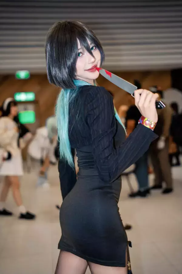 「【コスプレ】形の良い美ヒップのS字カーブが素晴らしい！まるで等身大フィギュアな「極楽街」虚のスレンダー美女が妖艶だった【写真8枚】」の画像