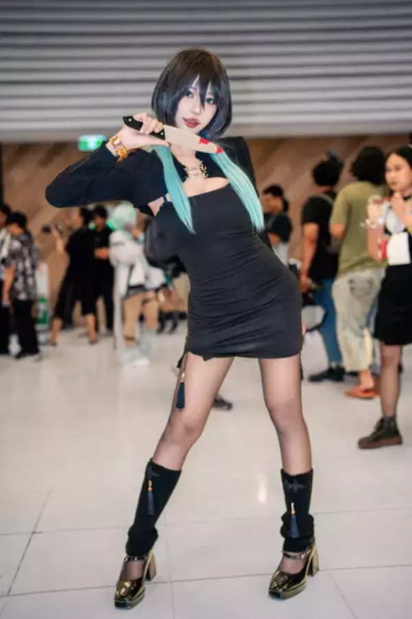 「【コスプレ】形の良い美ヒップのS字カーブが素晴らしい！まるで等身大フィギュアな「極楽街」虚のスレンダー美女が妖艶だった【写真8枚】」の画像