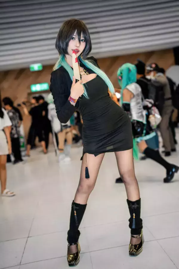 「【コスプレ】形の良い美ヒップのS字カーブが素晴らしい！まるで等身大フィギュアな「極楽街」虚のスレンダー美女が妖艶だった【写真8枚】」の画像