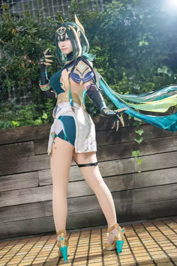 「【コスプレ】どこまでも伸びる長い脚！スタイル抜群の美女レイヤーによる再現度高すぎな『原神』ネフェルに驚愕【写真8枚】」の画像
