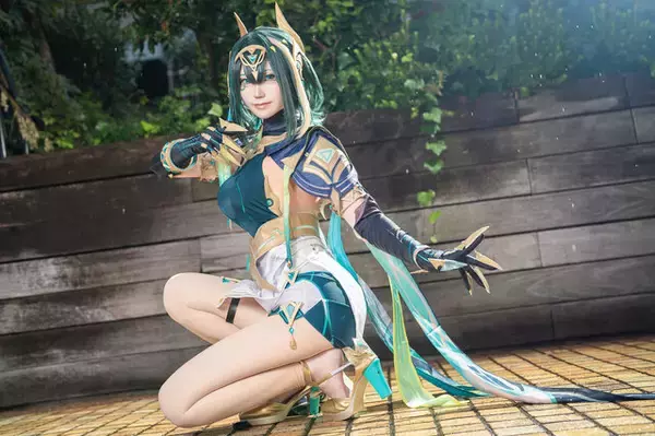 「【コスプレ】どこまでも伸びる長い脚！スタイル抜群の美女レイヤーによる再現度高すぎな『原神』ネフェルに驚愕【写真8枚】」の画像