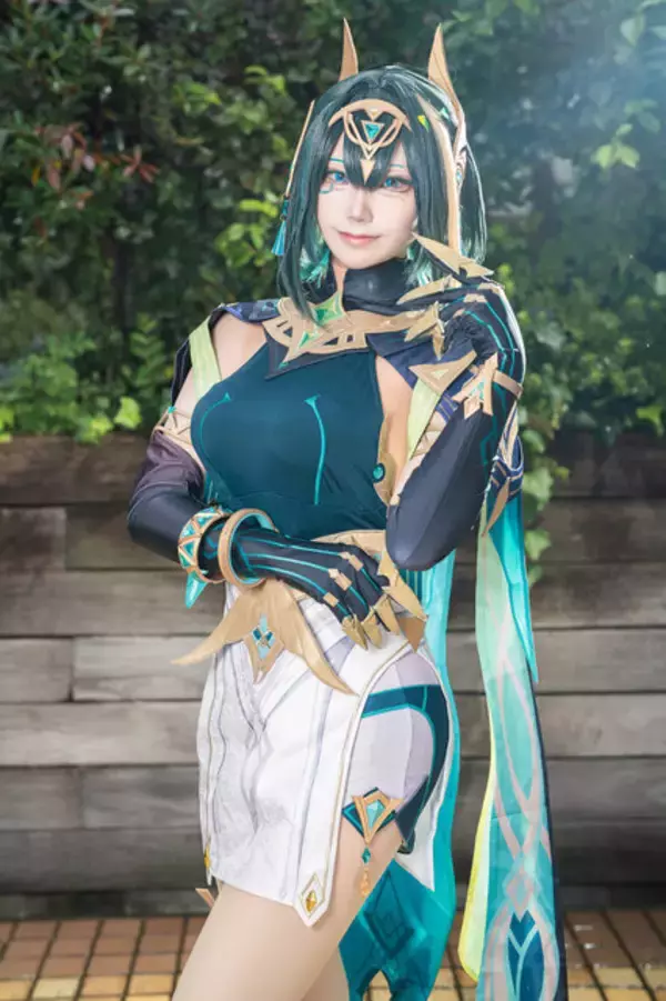 「【コスプレ】どこまでも伸びる長い脚！スタイル抜群の美女レイヤーによる再現度高すぎな『原神』ネフェルに驚愕【写真8枚】」の画像