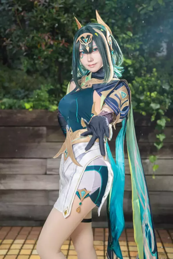 「【コスプレ】どこまでも伸びる長い脚！スタイル抜群の美女レイヤーによる再現度高すぎな『原神』ネフェルに驚愕【写真8枚】」の画像