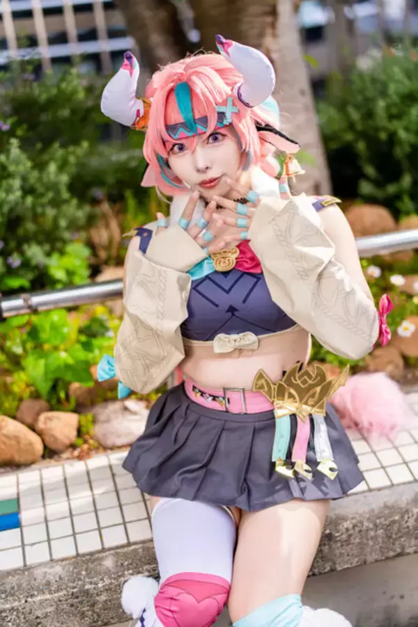 「【コスプレ】弾けんばかりの美ボディで魅了！『原神』ヴァレサの躍動感あるポージングとヒップラインに注目【写真12枚】」の画像