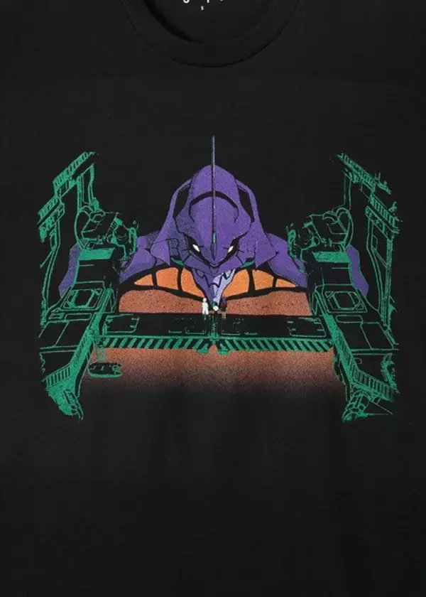 「「エヴァ」×「グラニフ」コラボアパレルがオシャレ！アニメEDイメージの“つづく”刺繡入りTシャツなど、ニヤリとしちゃうデザイン」の画像