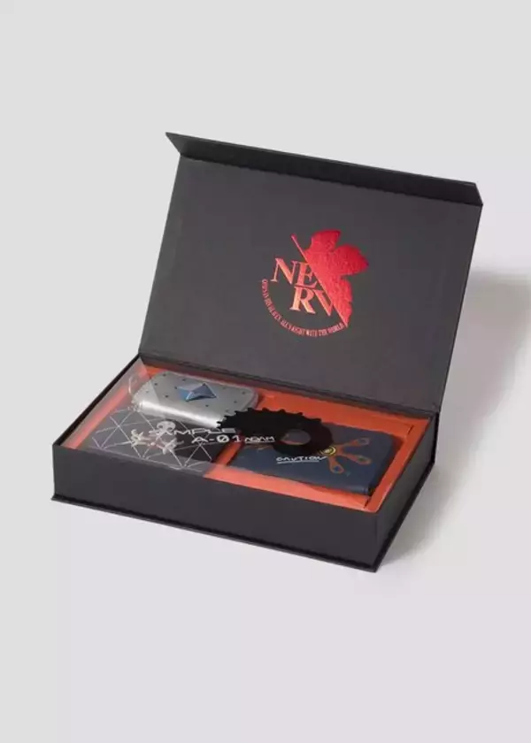 「「エヴァ」×「グラニフ」コラボアパレルがオシャレ！アニメEDイメージの“つづく”刺繡入りTシャツなど、ニヤリとしちゃうデザイン」の画像