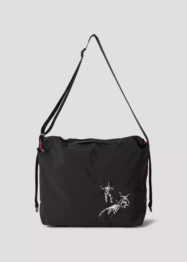 「「エヴァ」×「グラニフ」コラボアパレルがオシャレ！アニメEDイメージの“つづく”刺繡入りTシャツなど、ニヤリとしちゃうデザイン」の画像