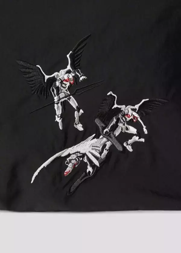 「「エヴァ」×「グラニフ」コラボアパレルがオシャレ！アニメEDイメージの“つづく”刺繡入りTシャツなど、ニヤリとしちゃうデザイン」の画像