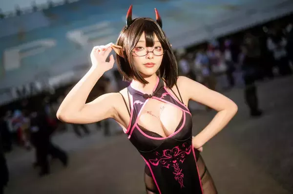 【コスプレ】眼鏡×チャイナドレスの小悪魔っ子が最強！曲線美が輝く黒ストッキングで存在感を放つ【写真7枚】