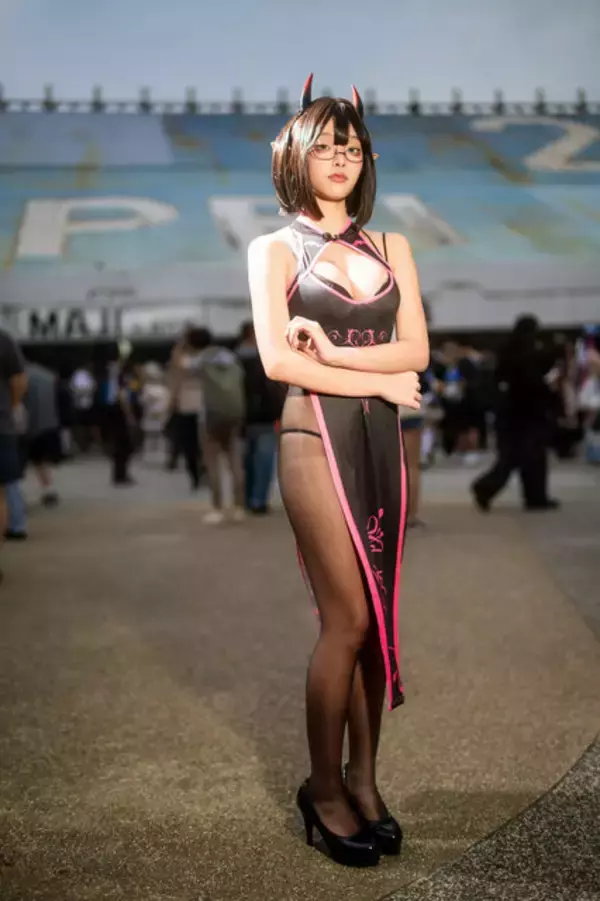 「【コスプレ】眼鏡×チャイナドレスの小悪魔っ子が最強！曲線美が輝く黒ストッキングで存在感を放つ【写真7枚】」の画像
