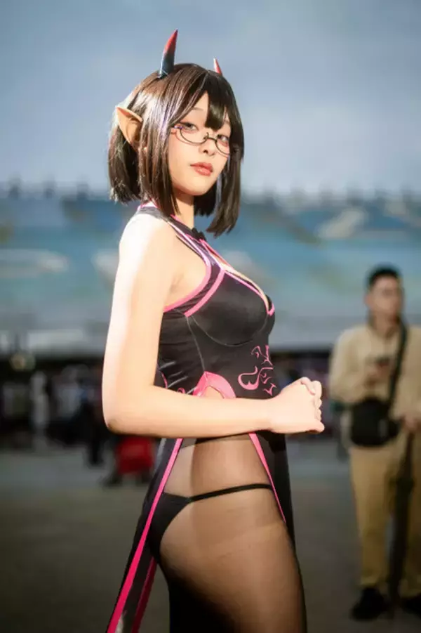 「【コスプレ】眼鏡×チャイナドレスの小悪魔っ子が最強！曲線美が輝く黒ストッキングで存在感を放つ【写真7枚】」の画像