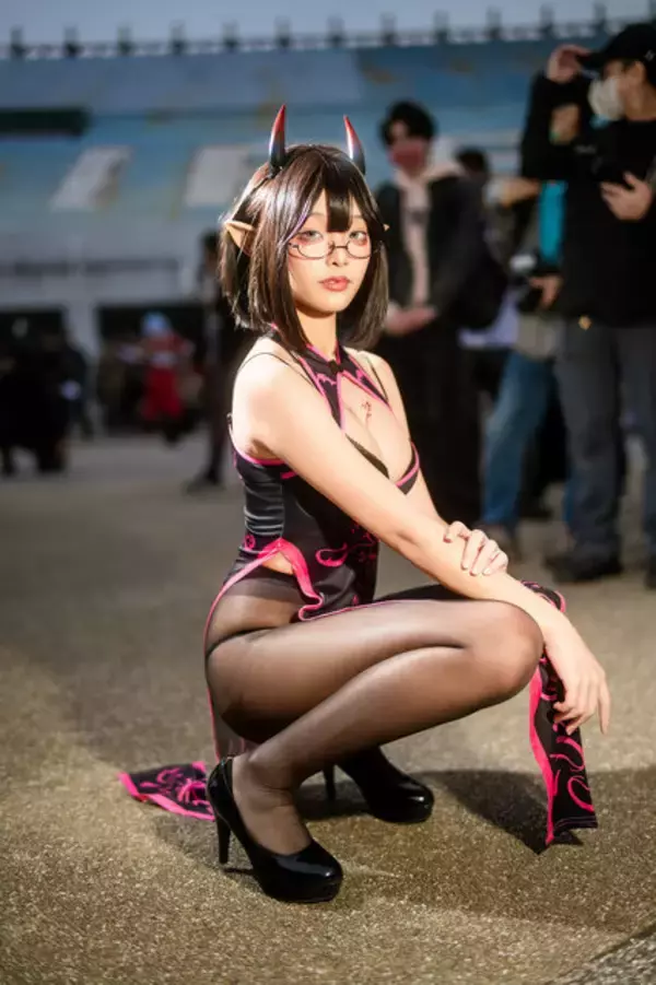 「【コスプレ】眼鏡×チャイナドレスの小悪魔っ子が最強！曲線美が輝く黒ストッキングで存在感を放つ【写真7枚】」の画像