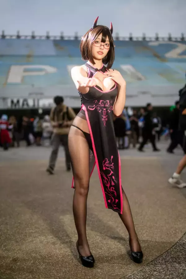 「【コスプレ】眼鏡×チャイナドレスの小悪魔っ子が最強！曲線美が輝く黒ストッキングで存在感を放つ【写真7枚】」の画像