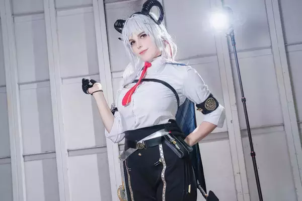 「【コスプレ】脚線美を堪能できるキャラがズラリ！『NIKKE』『ゼンゼロ』などスタイル抜群な「池ハロ」美女レイヤー8選【写真36枚】」の画像