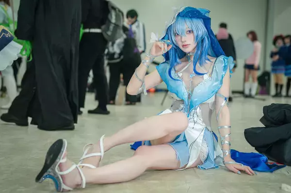 「【コスプレ】脚線美を堪能できるキャラがズラリ！『NIKKE』『ゼンゼロ』などスタイル抜群な「池ハロ」美女レイヤー8選【写真36枚】」の画像