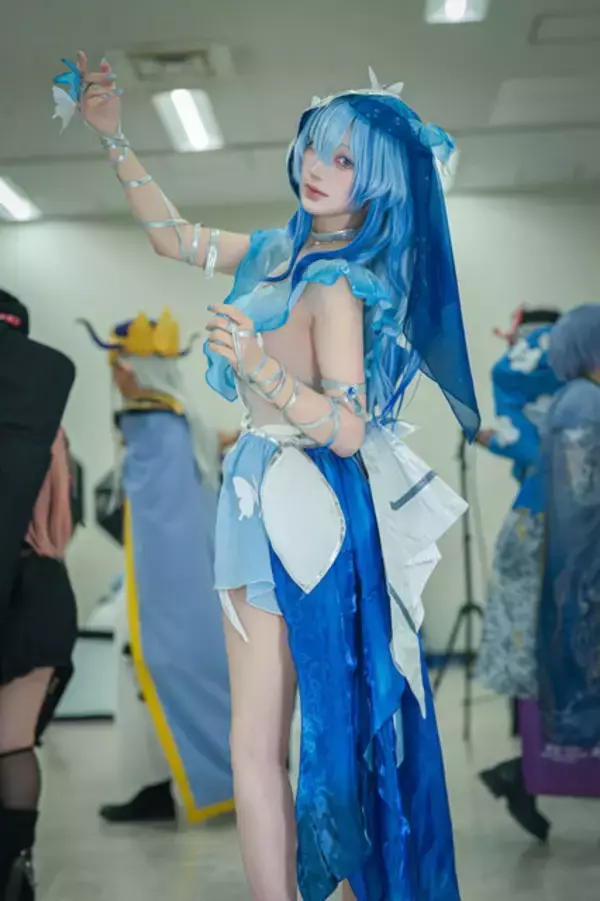 「【コスプレ】脚線美を堪能できるキャラがズラリ！『NIKKE』『ゼンゼロ』などスタイル抜群な「池ハロ」美女レイヤー8選【写真36枚】」の画像