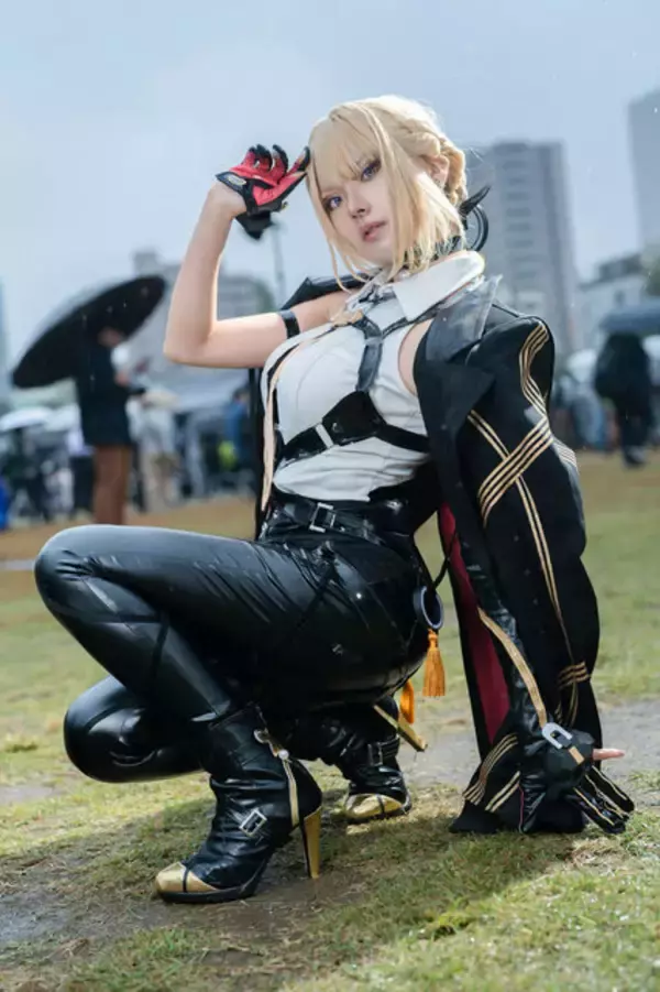 「【コスプレ】脚線美を堪能できるキャラがズラリ！『NIKKE』『ゼンゼロ』などスタイル抜群な「池ハロ」美女レイヤー8選【写真36枚】」の画像