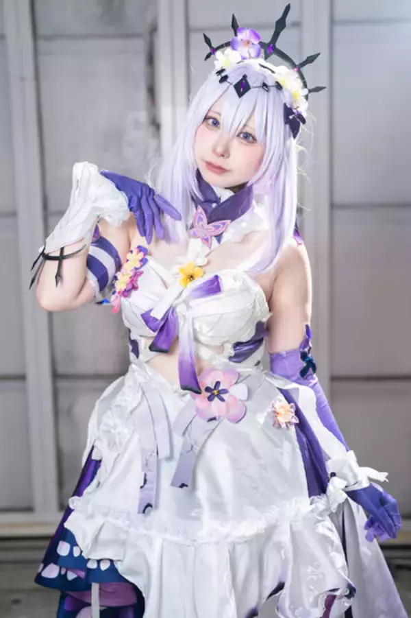 「【コスプレ】脚線美を堪能できるキャラがズラリ！『NIKKE』『ゼンゼロ』などスタイル抜群な「池ハロ」美女レイヤー8選【写真36枚】」の画像