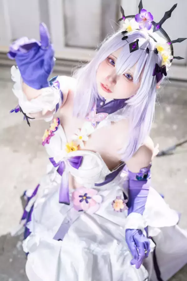 「【コスプレ】脚線美を堪能できるキャラがズラリ！『NIKKE』『ゼンゼロ』などスタイル抜群な「池ハロ」美女レイヤー8選【写真36枚】」の画像