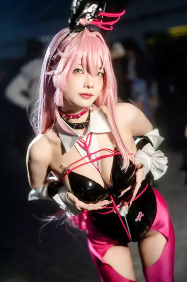 「【コスプレ】キュート＆セクシーなバニーガールが降臨！『NIKKE』ベルベットが曲線美豊かなポージングで魅せる【写真8枚】」の画像