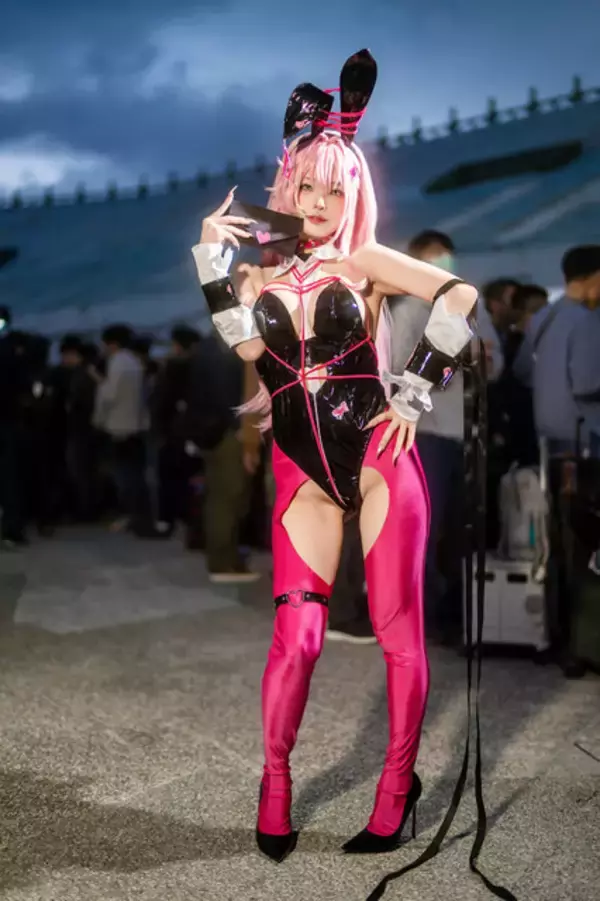 「【コスプレ】キュート＆セクシーなバニーガールが降臨！『NIKKE』ベルベットが曲線美豊かなポージングで魅せる【写真8枚】」の画像