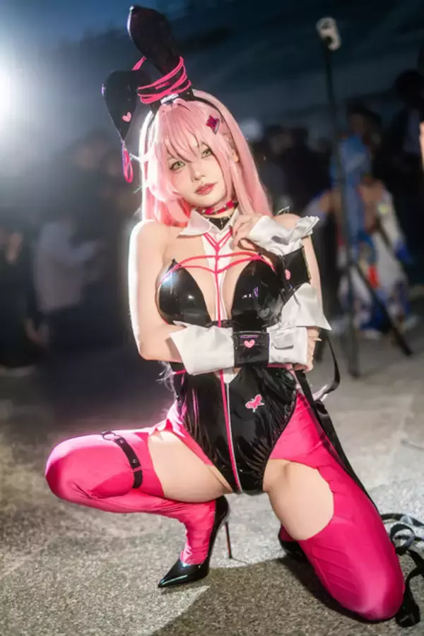 「【コスプレ】キュート＆セクシーなバニーガールが降臨！『NIKKE』ベルベットが曲線美豊かなポージングで魅せる【写真8枚】」の画像