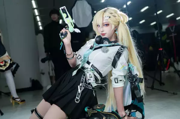 【コスプレ】銃を構えたミニスカの金髪ギャルが可愛すぎ！まるで実写版のような『鳴潮』リンネーはポージングも完璧【写真8枚】